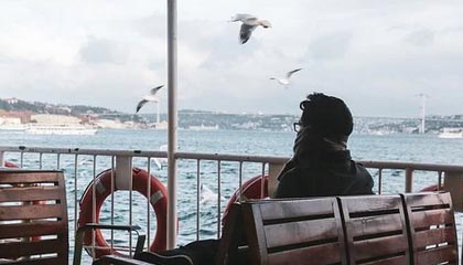 开云-法甲裁判误判后联盟纠正机制成效研判，法甲裁判被绊倒