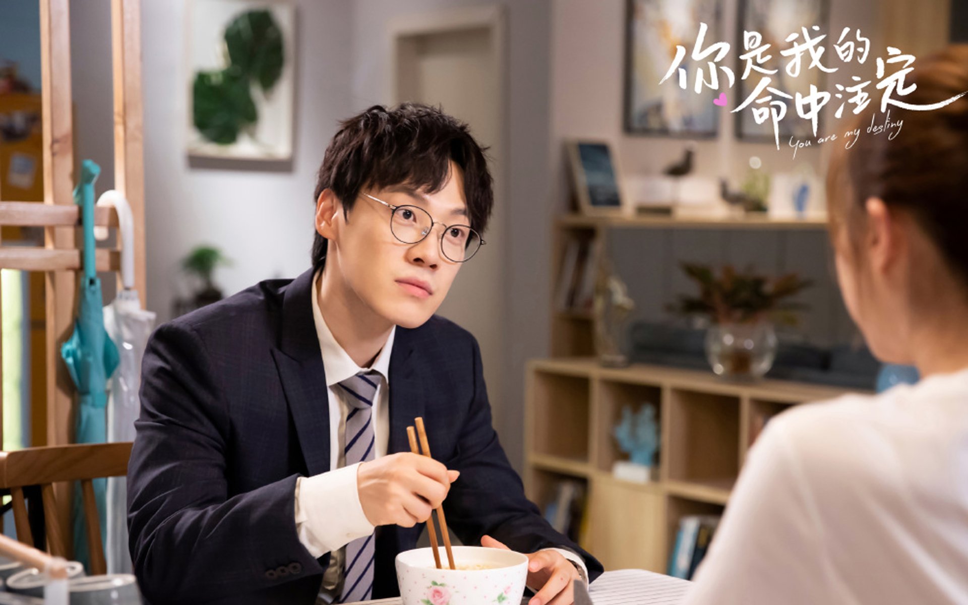 足球比赛现场充满激烈的对抗和挑战，足球比赛非常激烈的英文